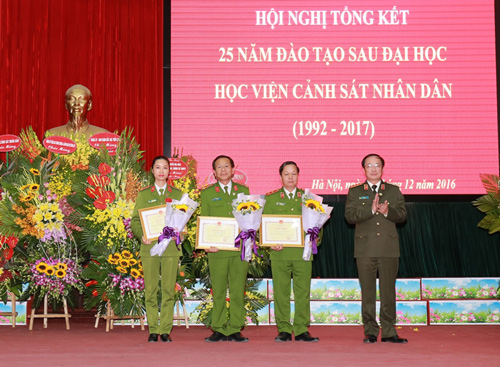 Thượng tướng, PGS.TS Nguyễn Văn Thành, Thứ trưởng Bộ Công an trao Bằng khen của Bộ Giáo dục và Đào tạo cho các tập thể và cá nhân